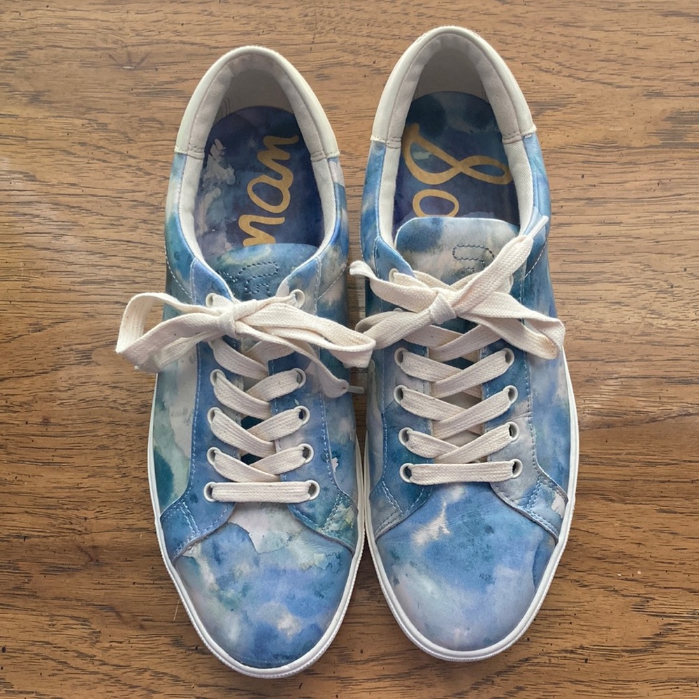Like new, size 10 Blue tie dye shoes